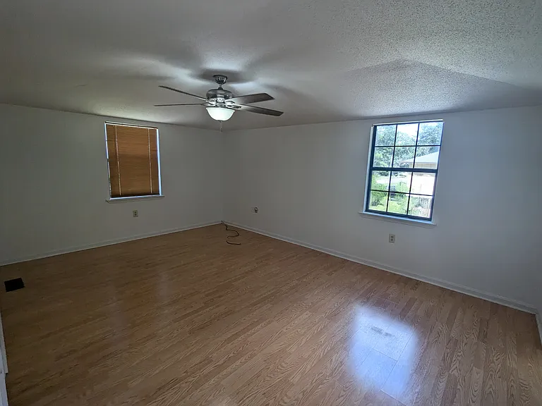 1410 Brittney Ln — Photo 13