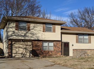 8222 Robin Hill Ave, Ralston, NE 68127