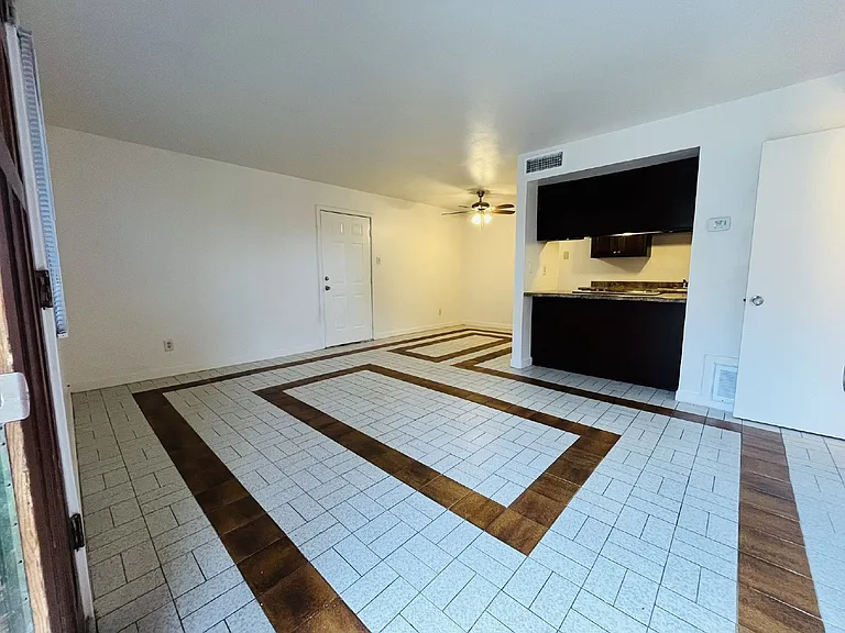 5041 N 40th Ave — Photo 3