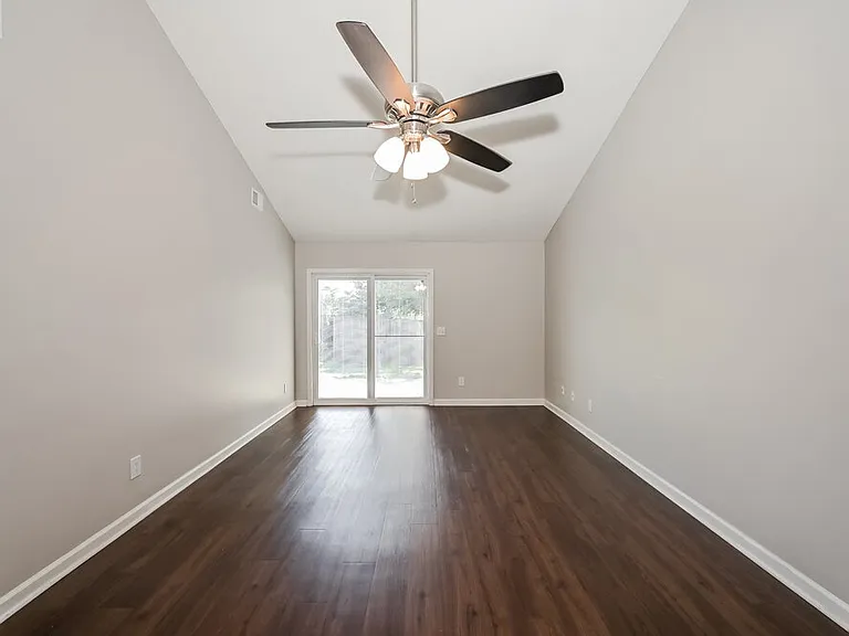 603 Freedom Ct — Photo 4