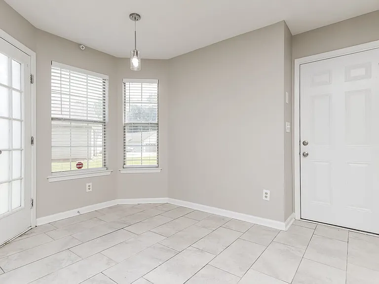 211 Adam Cir — Photo 5