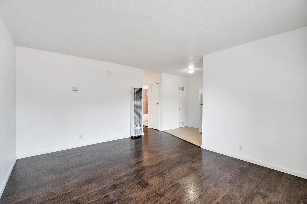 Building Photo - 1409 E Cambridge Ave #D & C