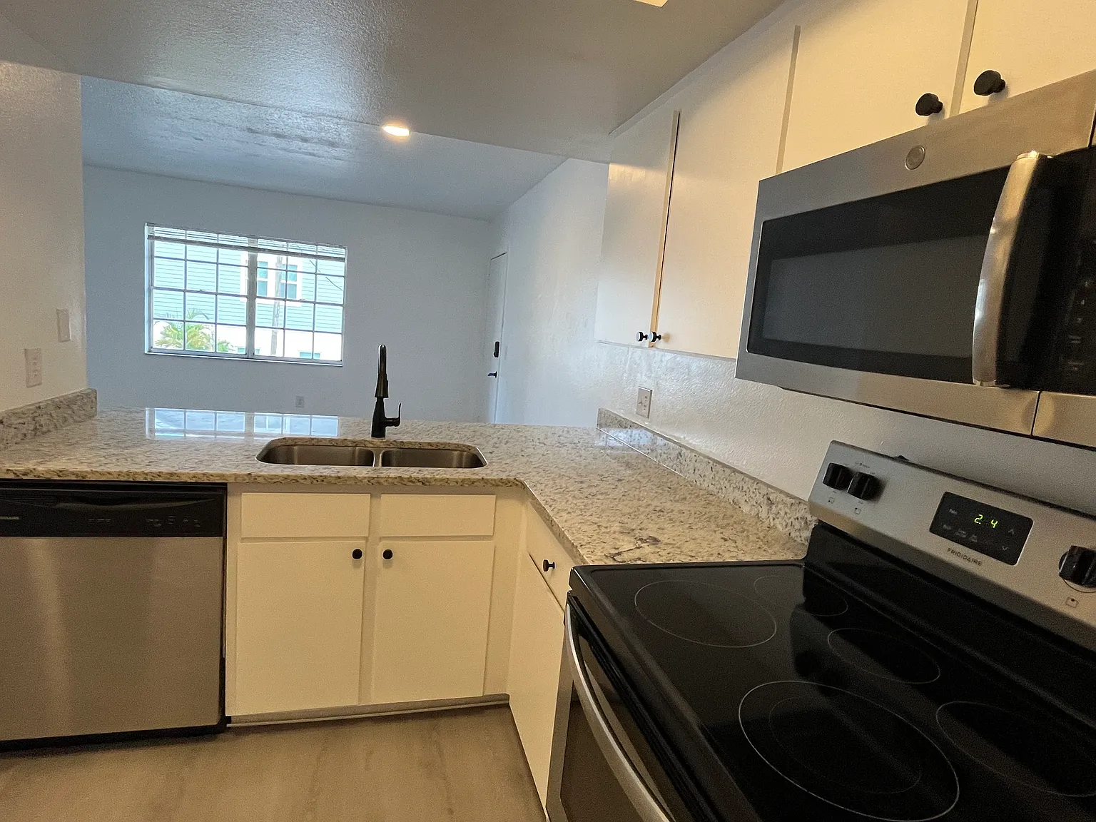 1 bed, 700 sqft, $1,550 — Photo 4