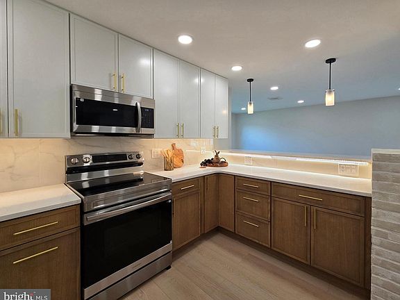 4th image of 10 Linden Ln