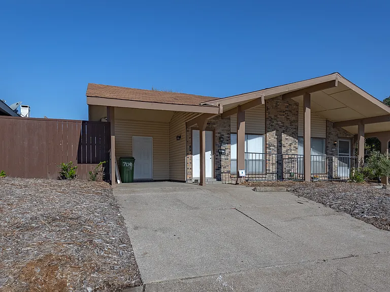 709 Arrowhead Cir — Photo 2