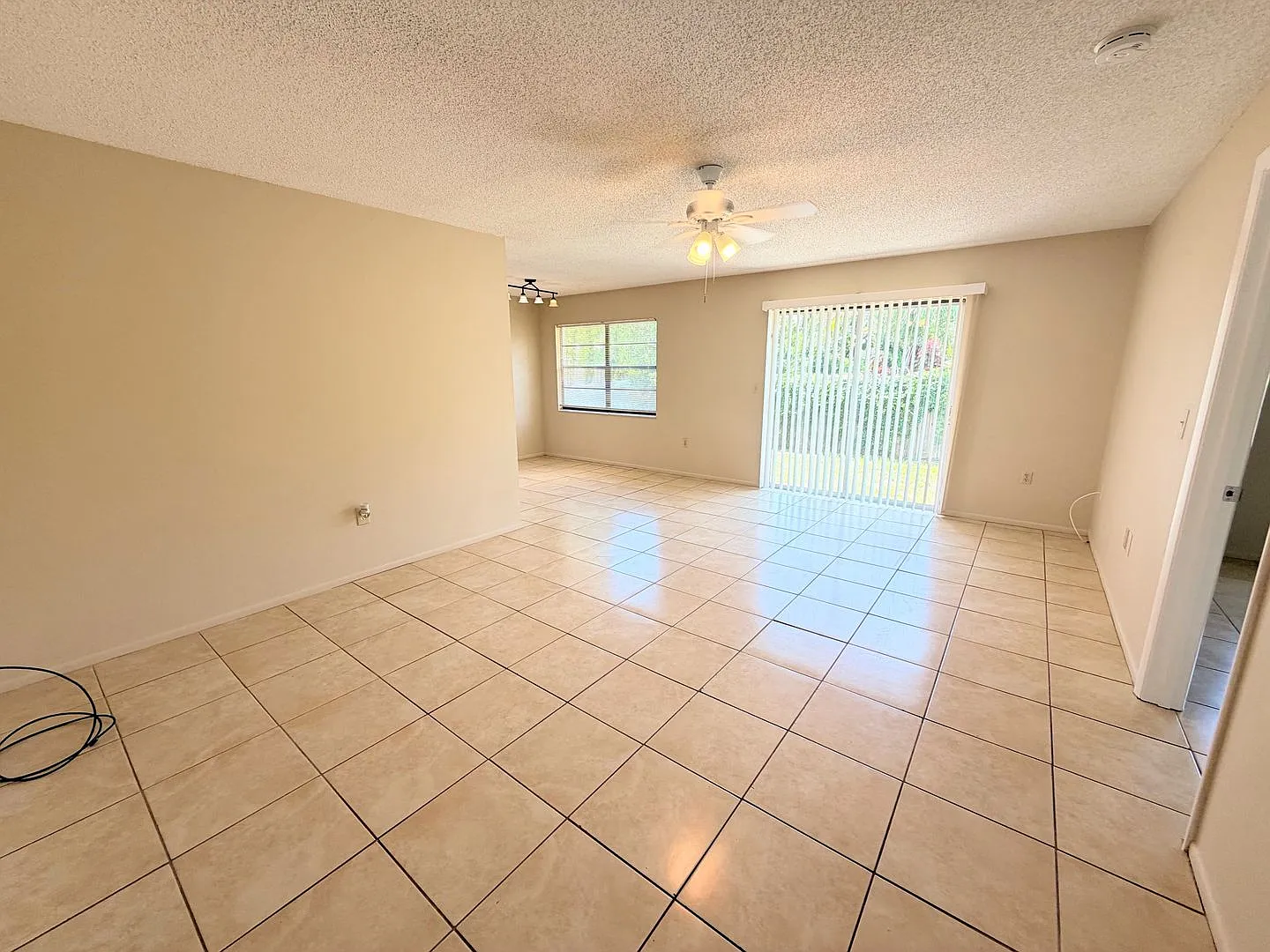 Fully remodeled 2/2 with Garage — Photo 2