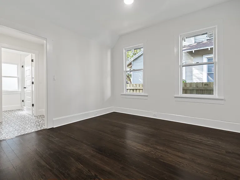 905 E Saint Clair St — Photo 15