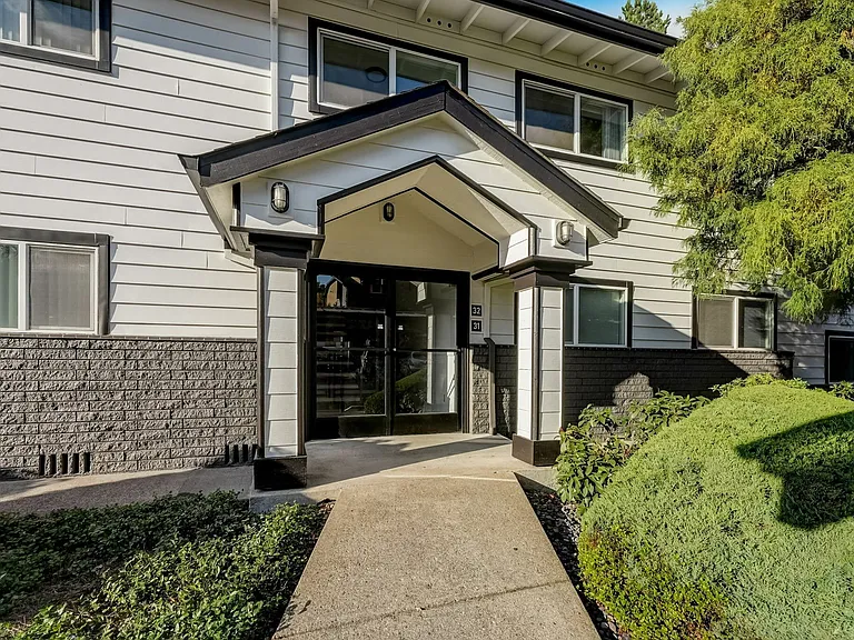 4-web-or-mls- SW Hall Blvd-004