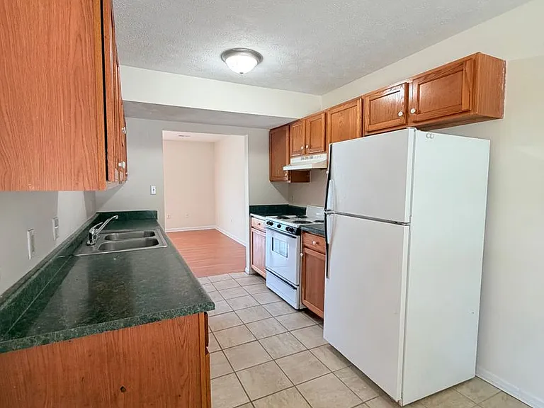 1000 Heathcliff Dr — Photo 4