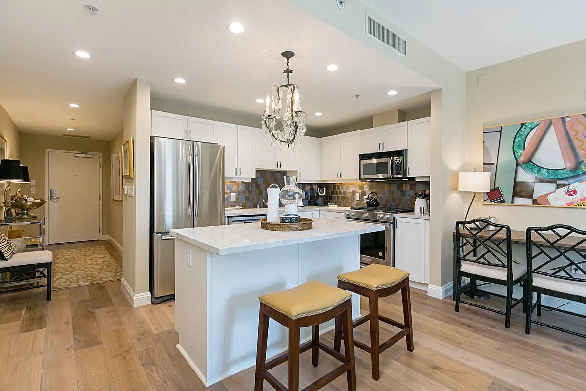 2 bed, 1079 sqft, $5,100 — Photo 3