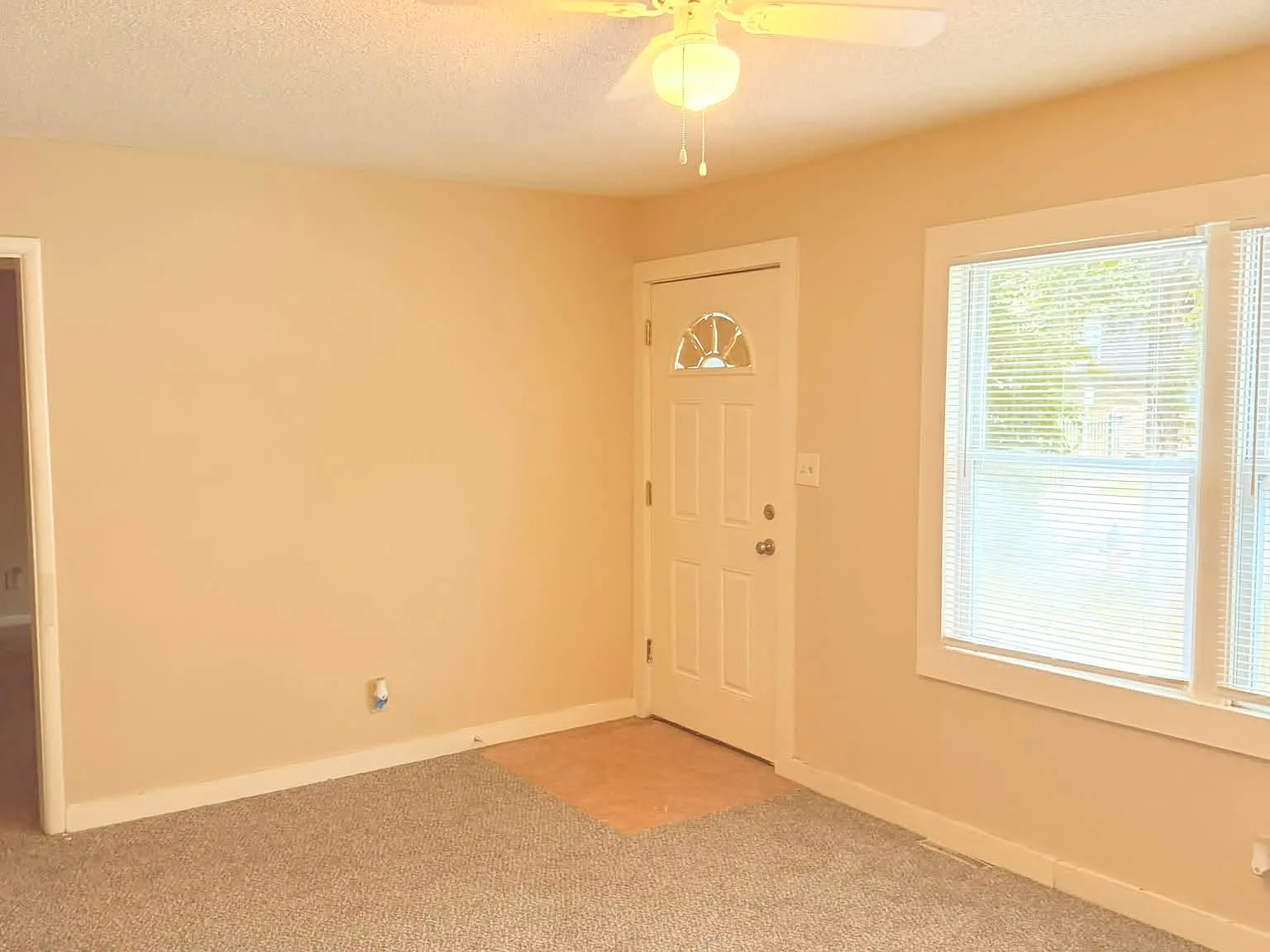 3 bed, 704 sqft, $1,661 — Photo 2