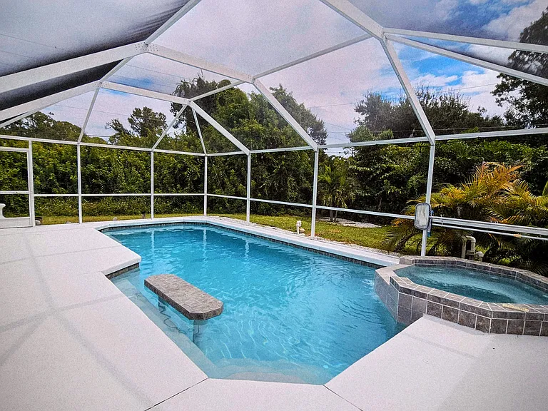 Screened lanai-heated pool & jacuzzi