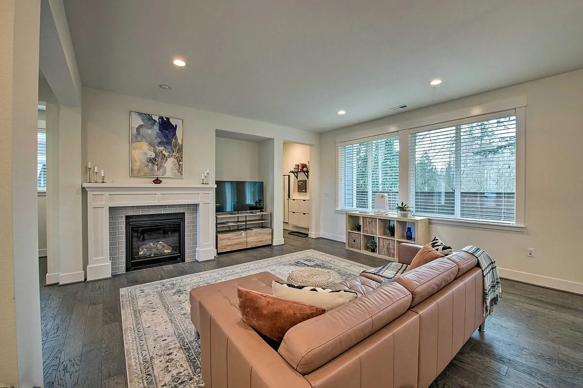 4 bed, 1888 sqft, $4,299 — Photo 3