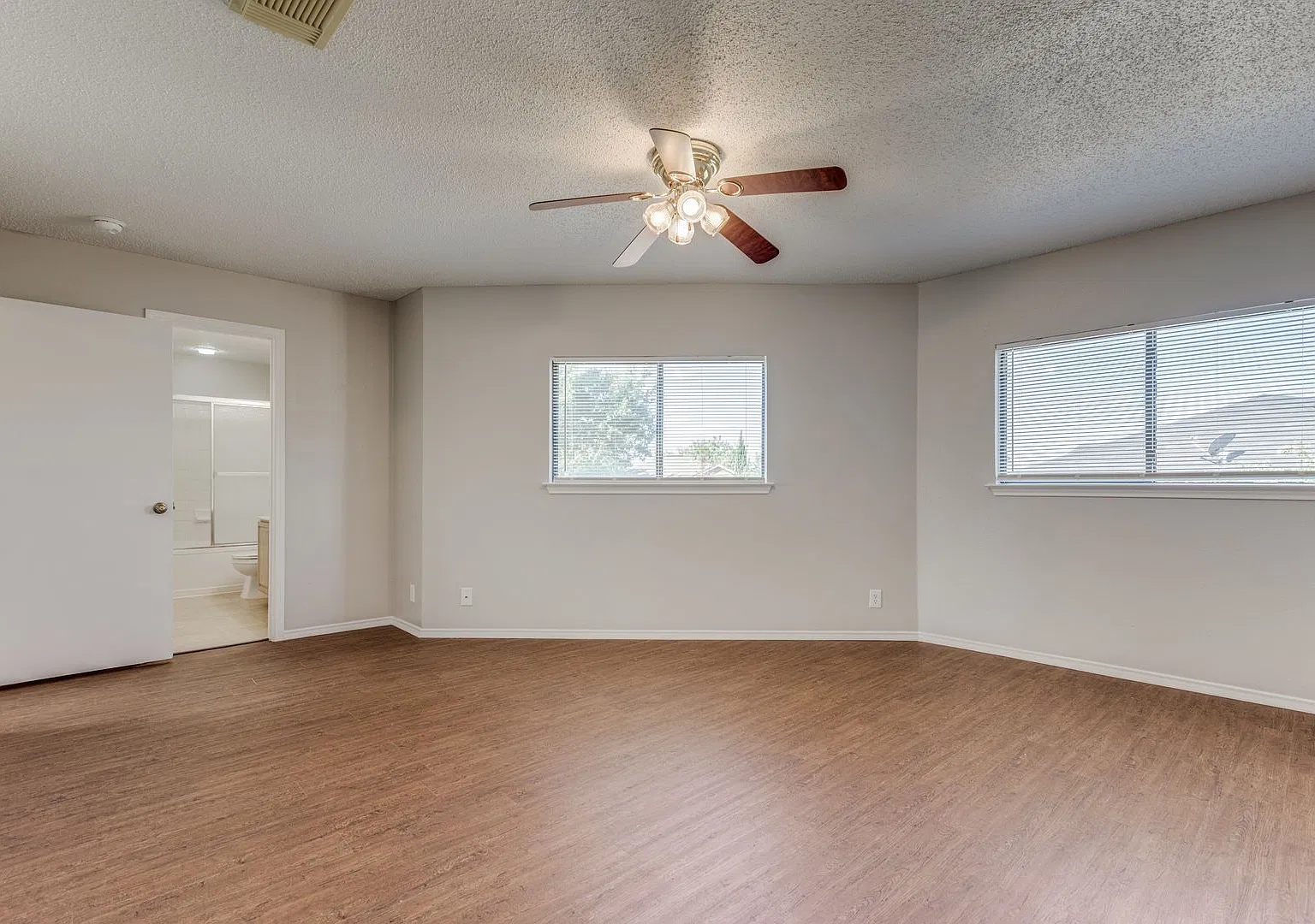 4 Bedroom/2.5 Bath Villas At Ingram Hill Subdivision — Photo 4
