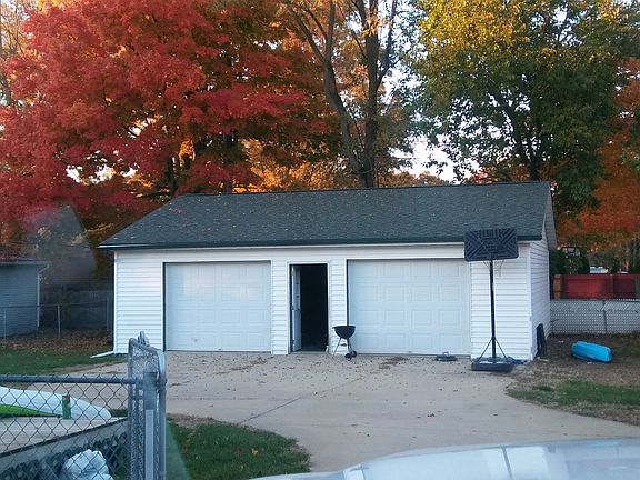 2 1/2 car Garage