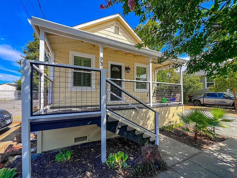 934 Clinton St — Photo 2