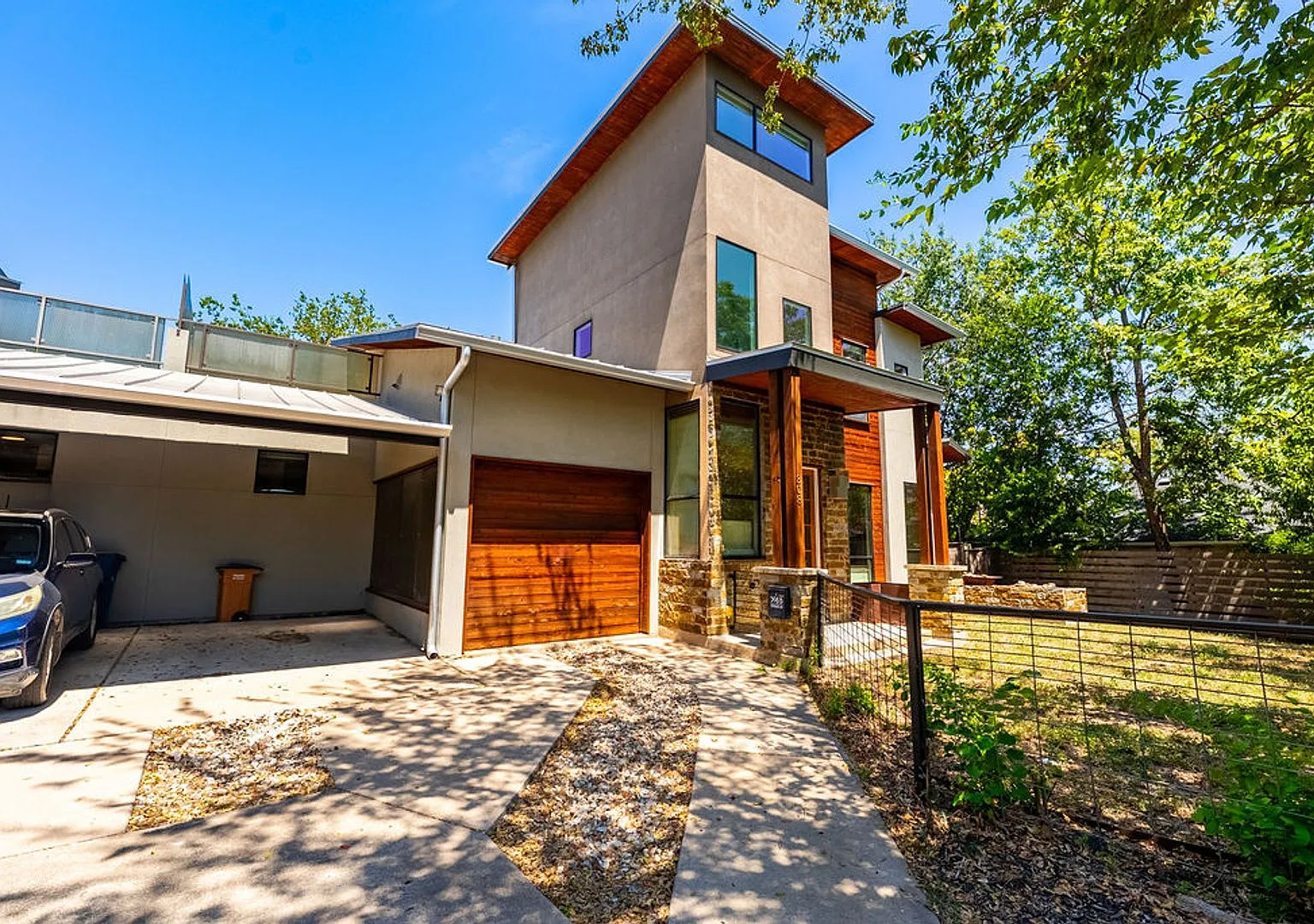 Elegant 3-Bedroom Residence in Coveted Travis Heights — Photo 1