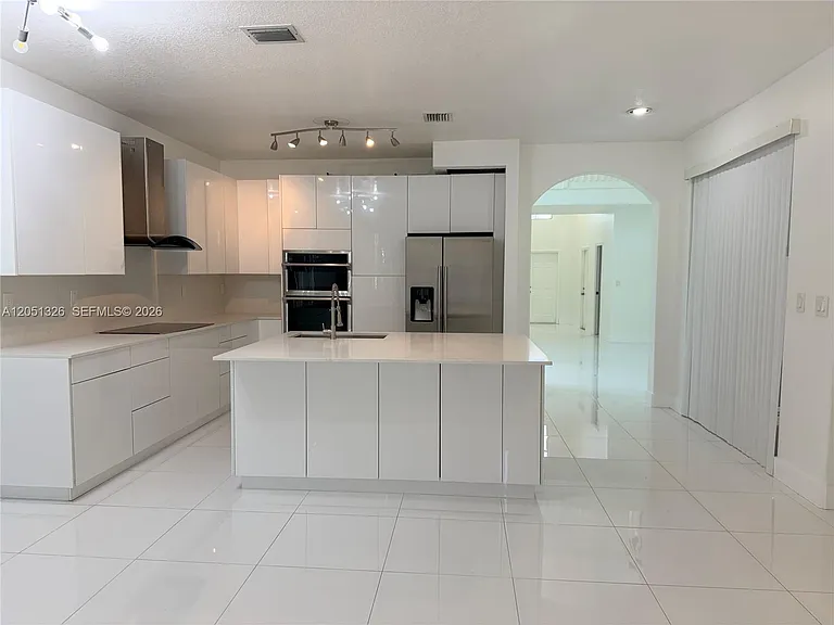 3802 SW 165th Ter — Photo 3