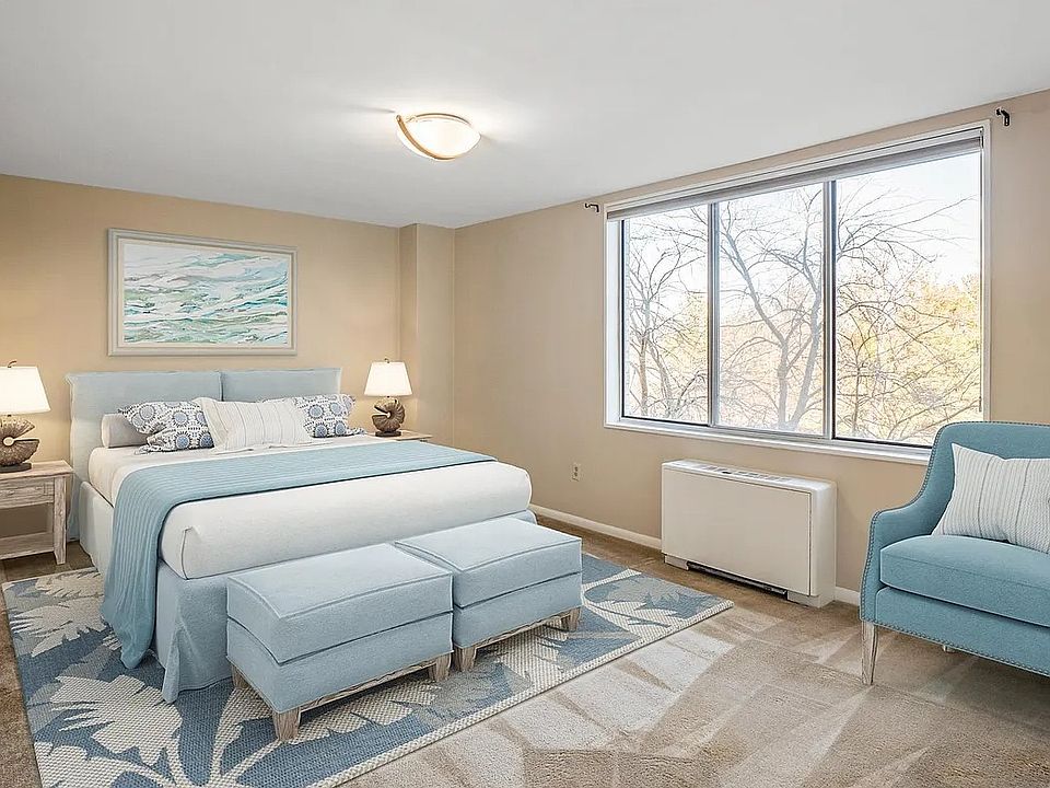 Large bedroom overlooking the green spaces between GW Parkway and the Potomac