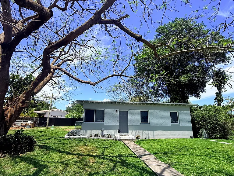 201 Flagler Dr — Photo 1