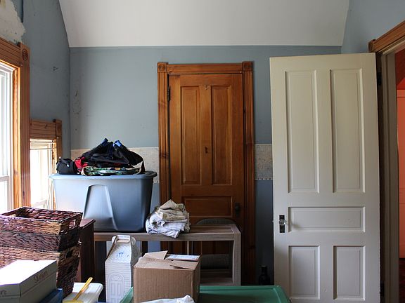 26th image of 304 S Maple St