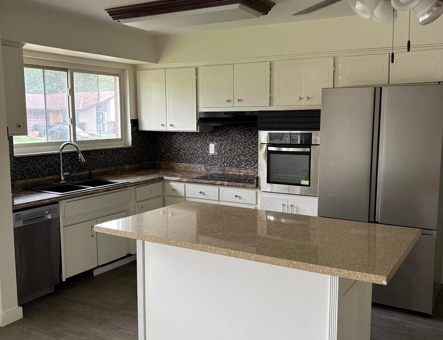3 bed, 2.0 bath, 1390 sqft, $2,095 — Photo 4
