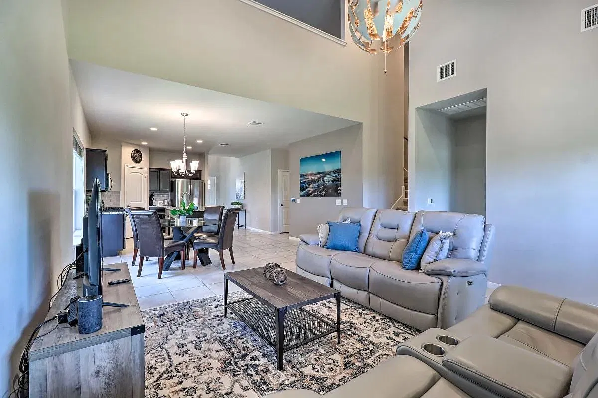 4 bed, 2.5 bath, 2383 sqft, $2,199 — Photo 2