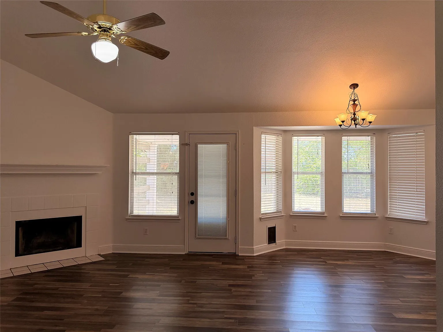 4 bed, 2.0 bath, 1428 sqft, $1,850 — Photo 2