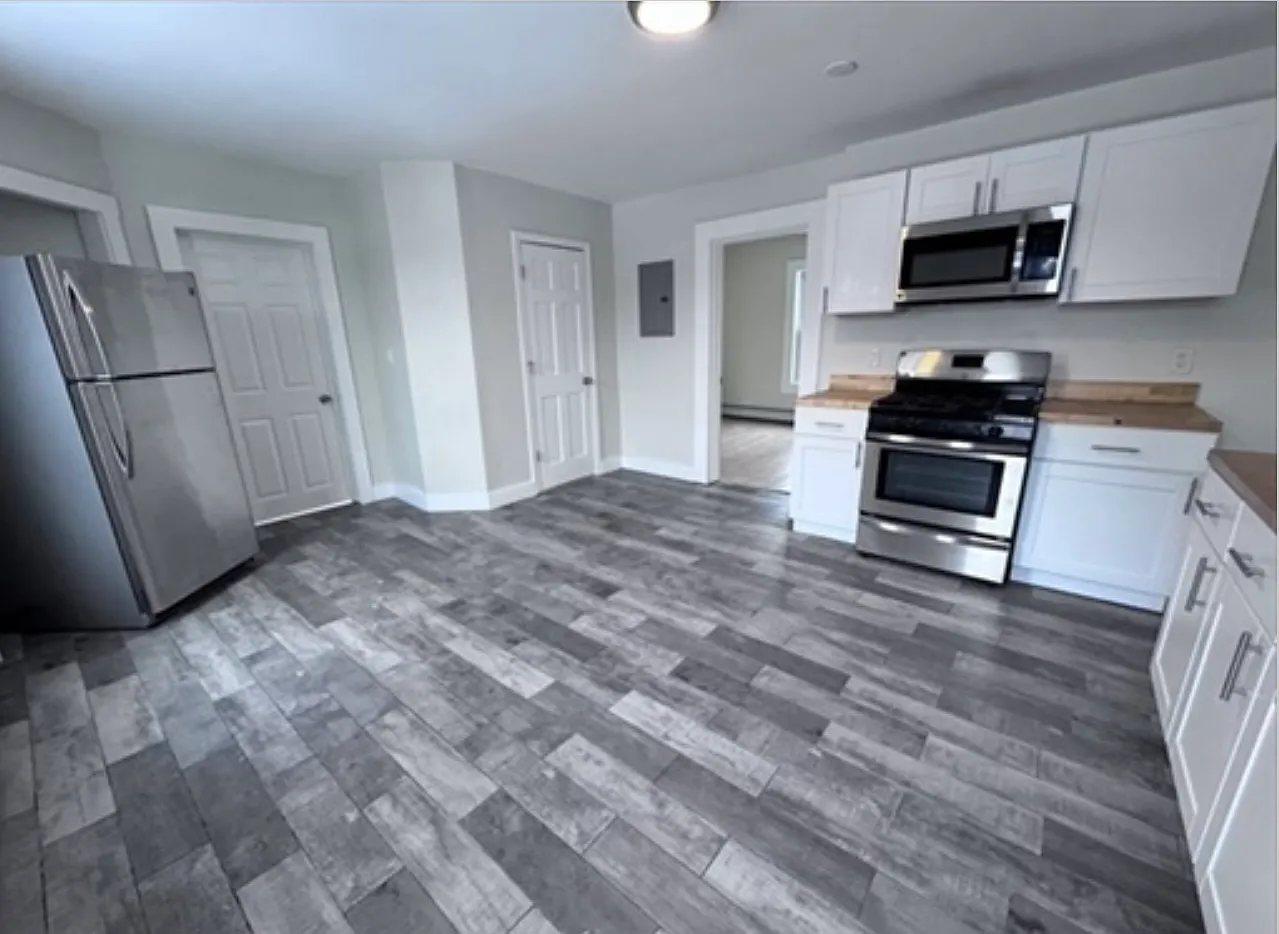 4 bed, $2,500 — Photo 1