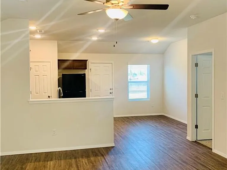 936 E Bunting St — Photo 3