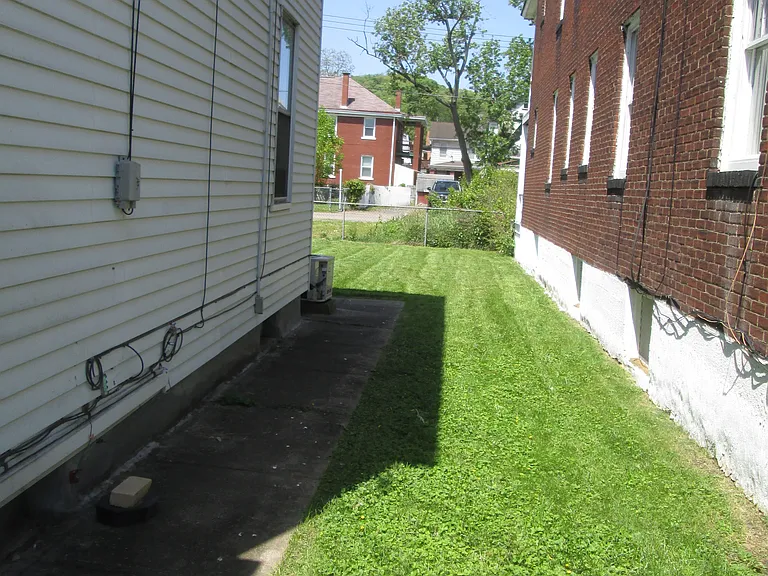1208 Holmes St — Photo 3