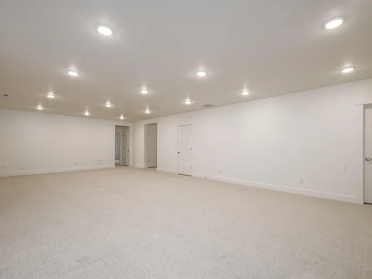 1017 E Tucker Ln — Photo 25