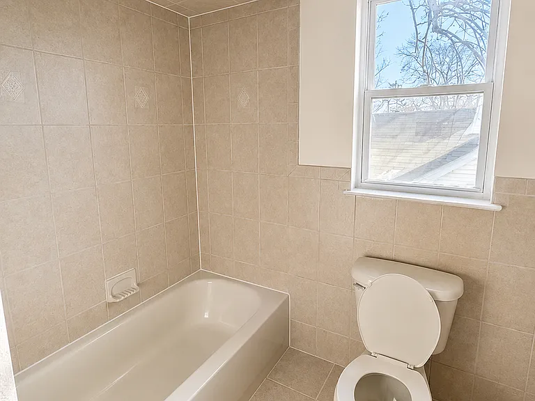 372-374 S 19th St #B — Photo 13
