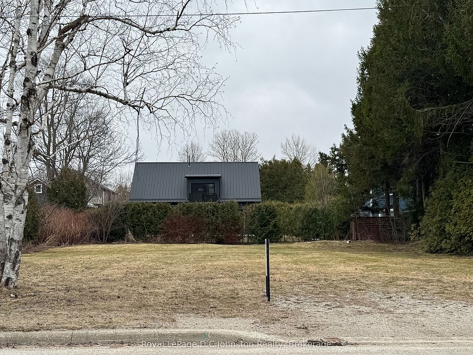 2nd image of 160 Huron St S