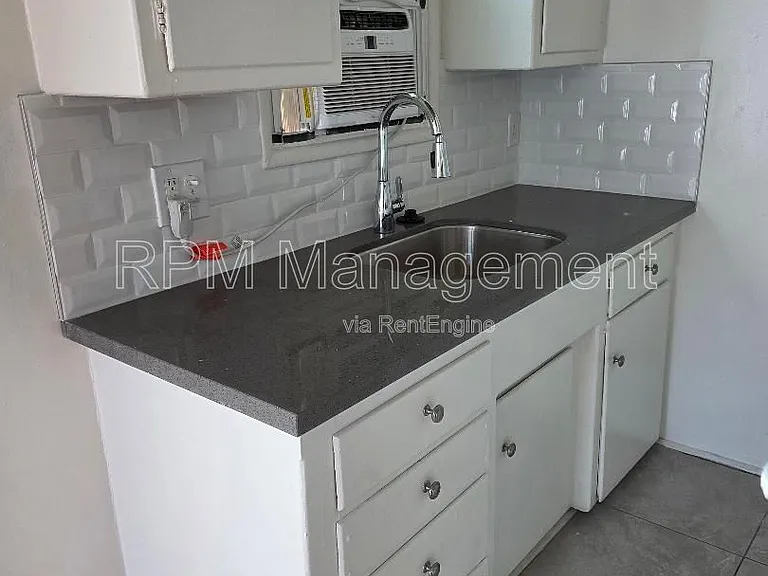 1909 N Beachwood Dr #12 — Photo 4