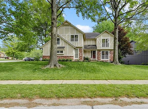 4th image of 137 NE Wood Glen Ln