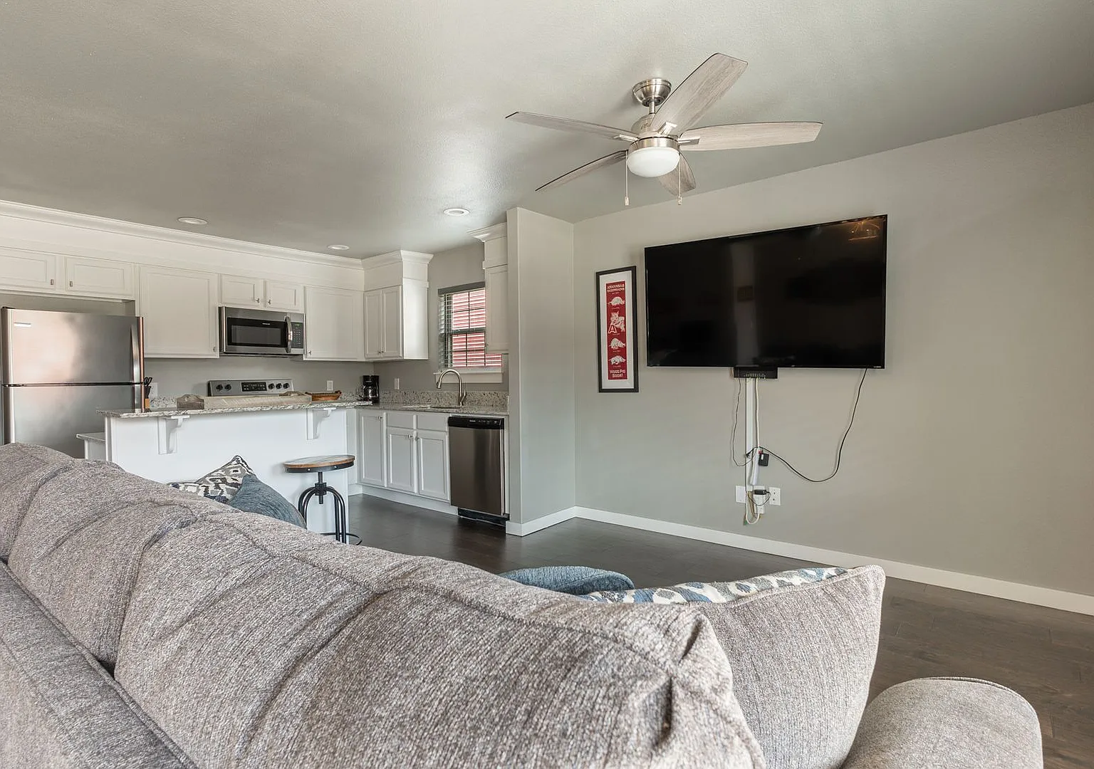 Fully Furnished Condo!! 3 bedroom 2.5 bath minutes from the U of A — Photo 4