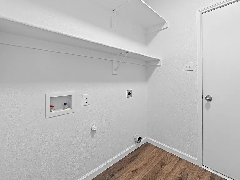 1052 Harriman Dr — Photo 15