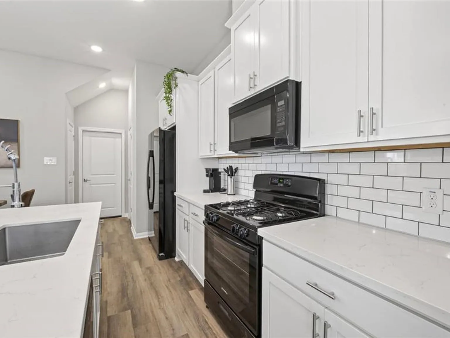 3 bed, 2.5 bath, 1652 sqft, $2,100 — Photo 4