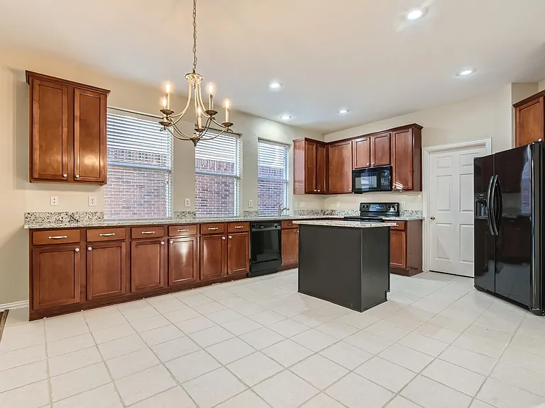 5301 Lily Dr — Photo 2