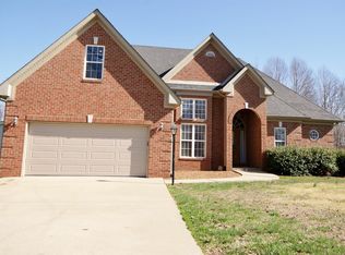 1132 Old Eastside Rd, Burns, TN 37029