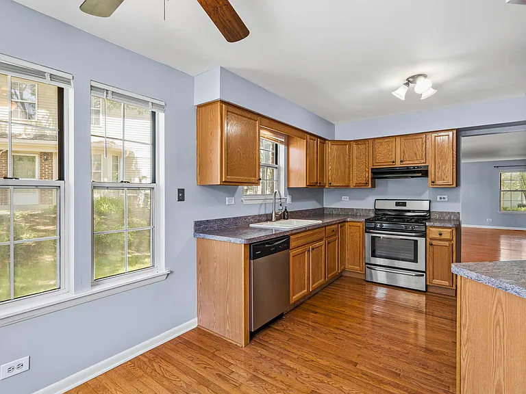 2146 Camden Ln — Photo 8