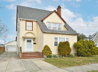 8 Lewis St FLOOR 2, Hicksville, NY 11801