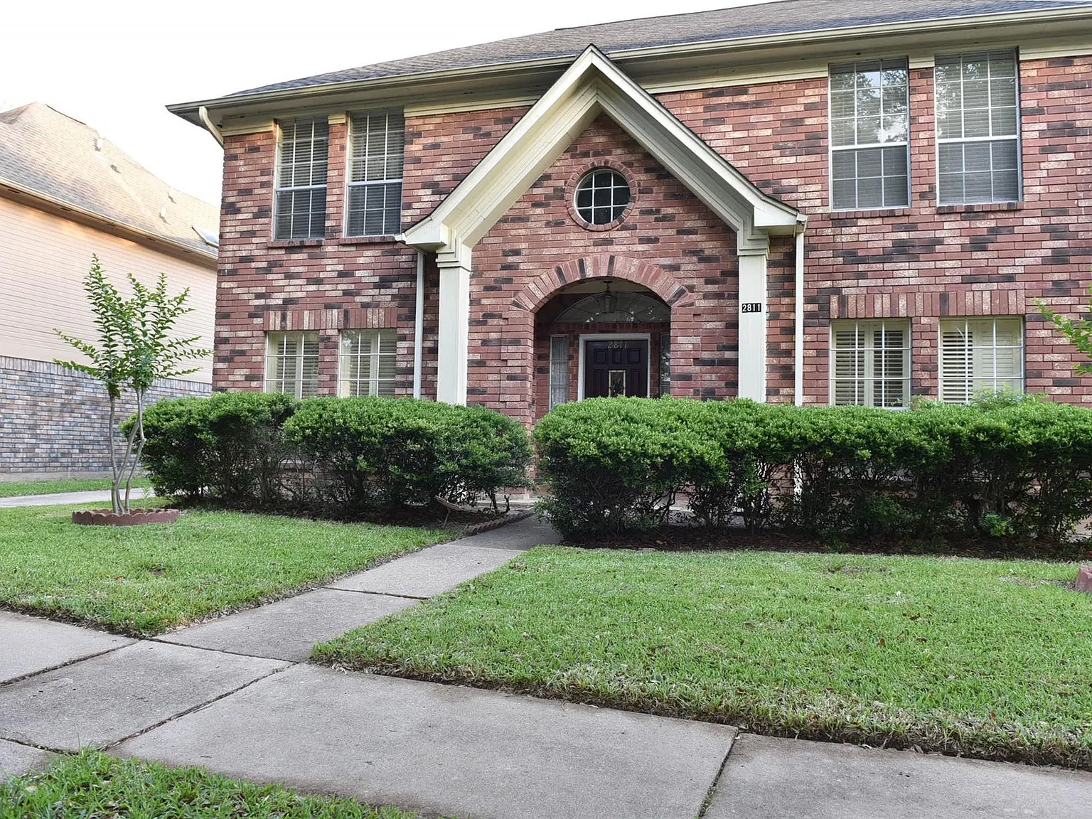 4 bed, 2.5 bath, 2672 sqft, $2,400 — Photo 1