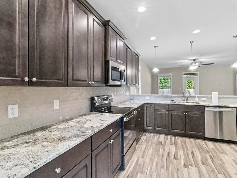 949 Kenzie Ln — Photo 7