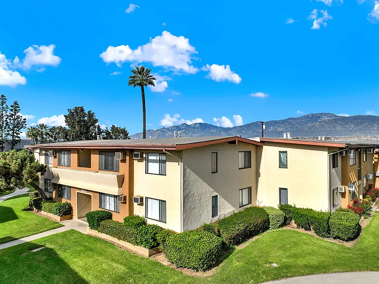 Serrano Apartments — Photo 7