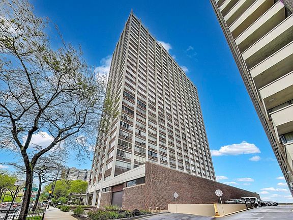 4th image of 6171 N Sheridan Rd APT 806