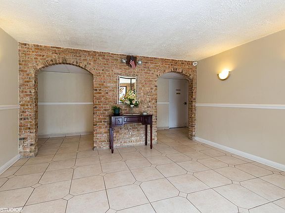 4th image of 560 Lawrence Ave APT 302
