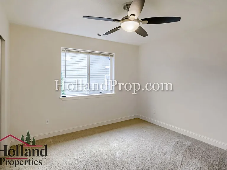 319 NW Wildwood St — Photo 17