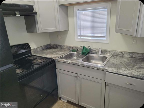 3rd image of 229 Iris Rd